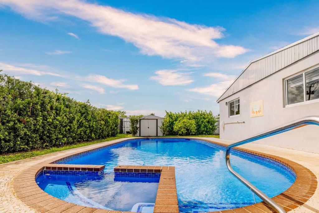Home With A Pool Close To Beach And Fll Airport Pool Heated October- March Форт-Лодердейл Екстер'єр фото